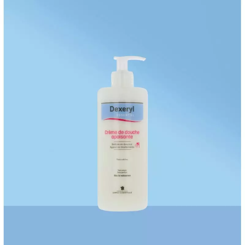 Flacon de crème lavante Dexeryl dans une salle de bain, formule douce sans savon pour peaux sèches.