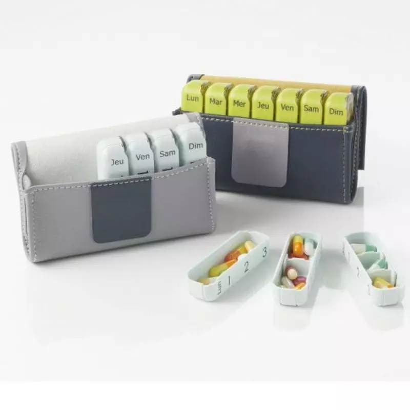 Cooper 1451352 Pilbox Mini posé sur une table, à côté d'une tasse de café, illustrant une utilisatio