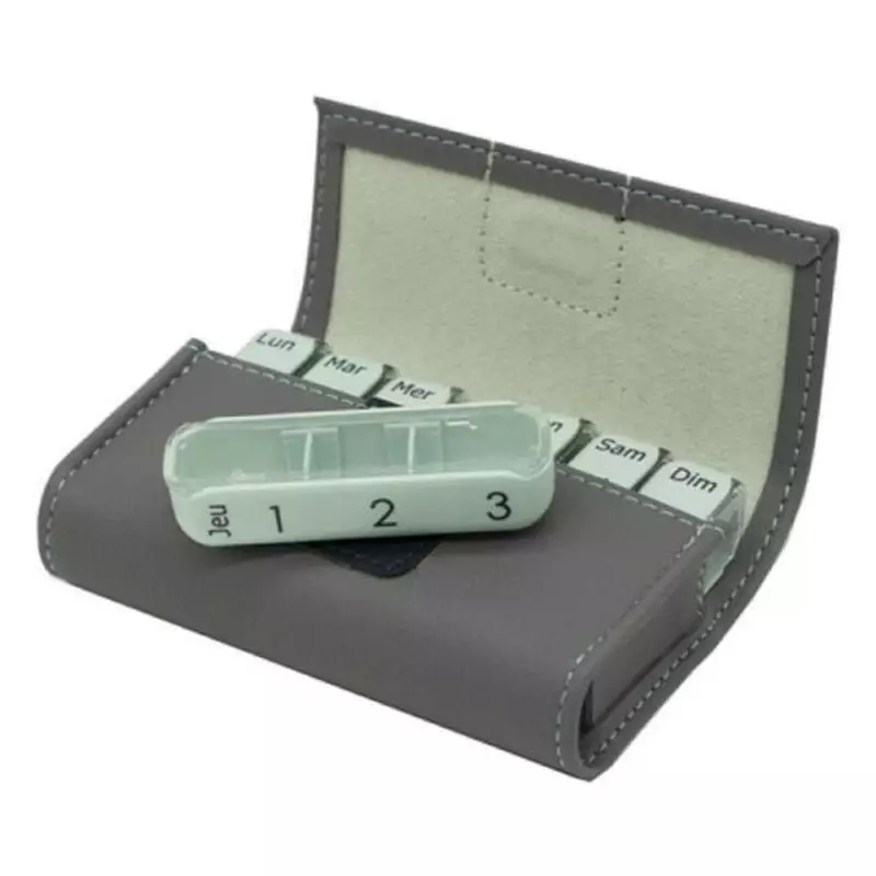Cooper 1451352 Pilbox Mini dans un sac à main, illustrant sa portabilité pour les déplacements.