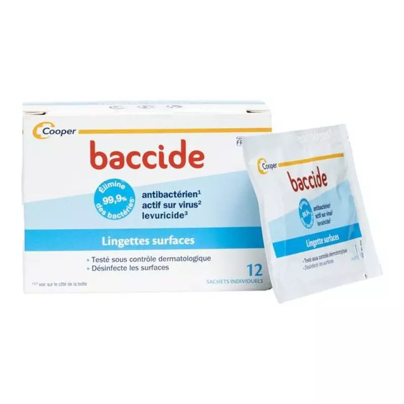 Boîte ouverte de lingettes désinfectantes Baccide révélant les sachets individuels à l'intérieur.