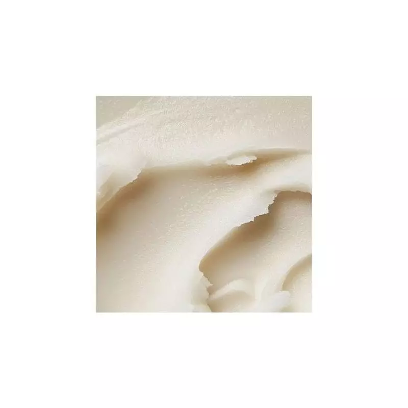 Détail en gros plan de la texture crémeuse du déodorant 1454448 avec des ingrédients naturels visibl
