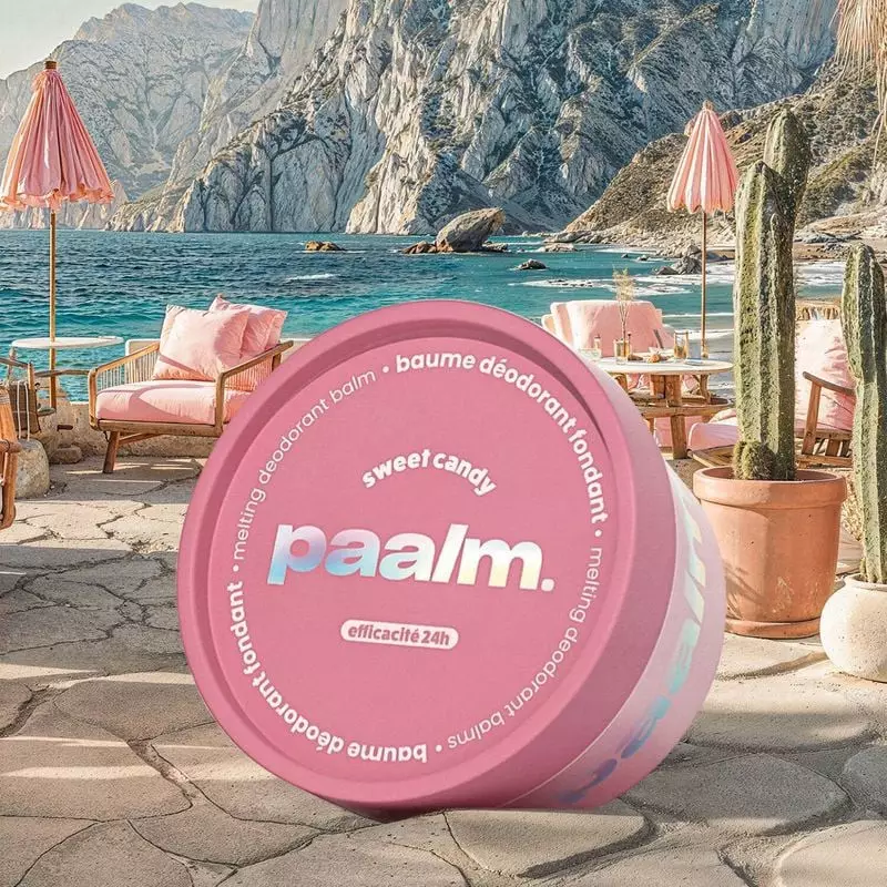 Plan d'ambiance du baume déodorant Paalm Candy Sweet sur bois avec barbe à papa et marshmallows, évo