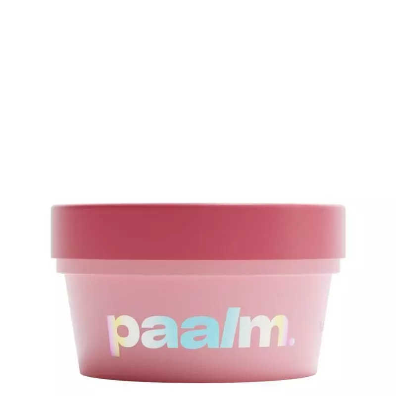 Deuxième packshot du baume déodorant Paalm Candy Sweet, angle incliné, fond doux.