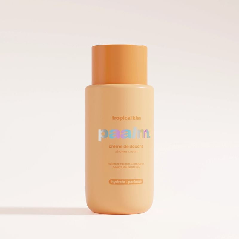 Gros plan de la bouteille de crème douche Tropical Kiss de PAALM COSMETICS avec un design tropical.