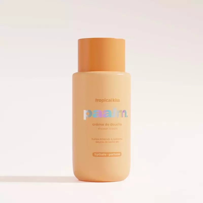 Gros plan de la bouteille de crème douche Tropical Kiss de PAALM COSMETICS avec un design tropical.