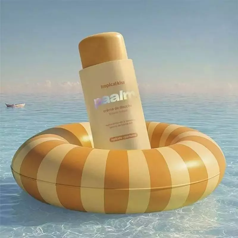 Crème douche Tropical Kiss de PAALM COSMETICS sur une étagère de salle de bain entourée de feuilles 