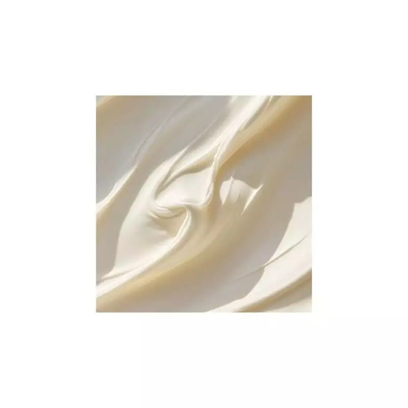 Détail en gros plan de la crème fouettée corps PAALM 1454442 montrant sa texture aérienne et crémeus