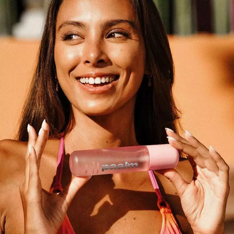 Mannequin appréciant la brume parfumée Paalm Cosmetics 1454437 avec une expression joyeuse, cheveux 