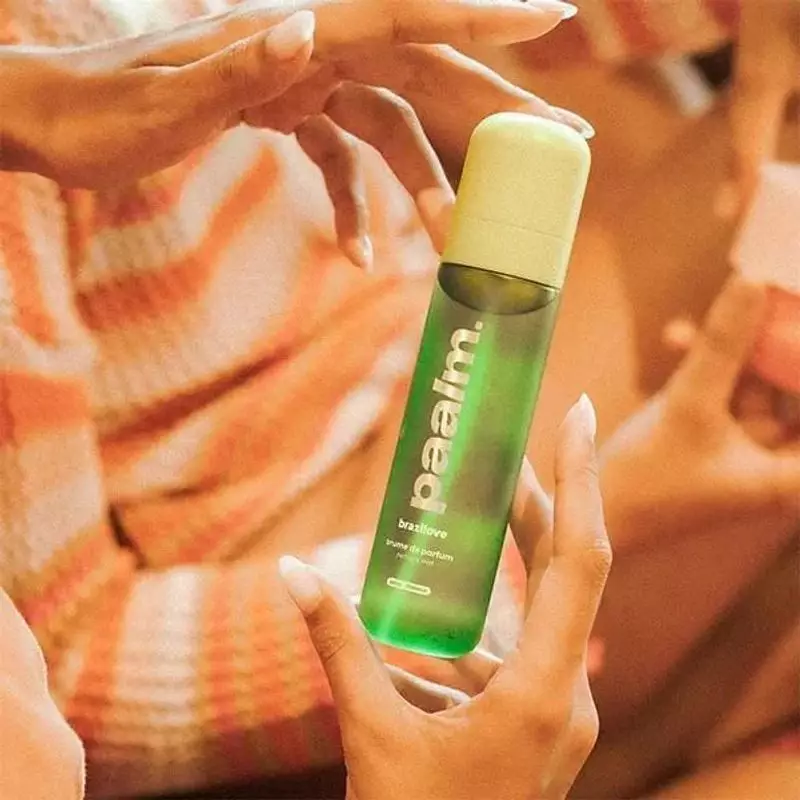 Image lifestyle d'une personne appliquant la brume parfumée PAALM Cosmetics 1454436 sur les cheveux 