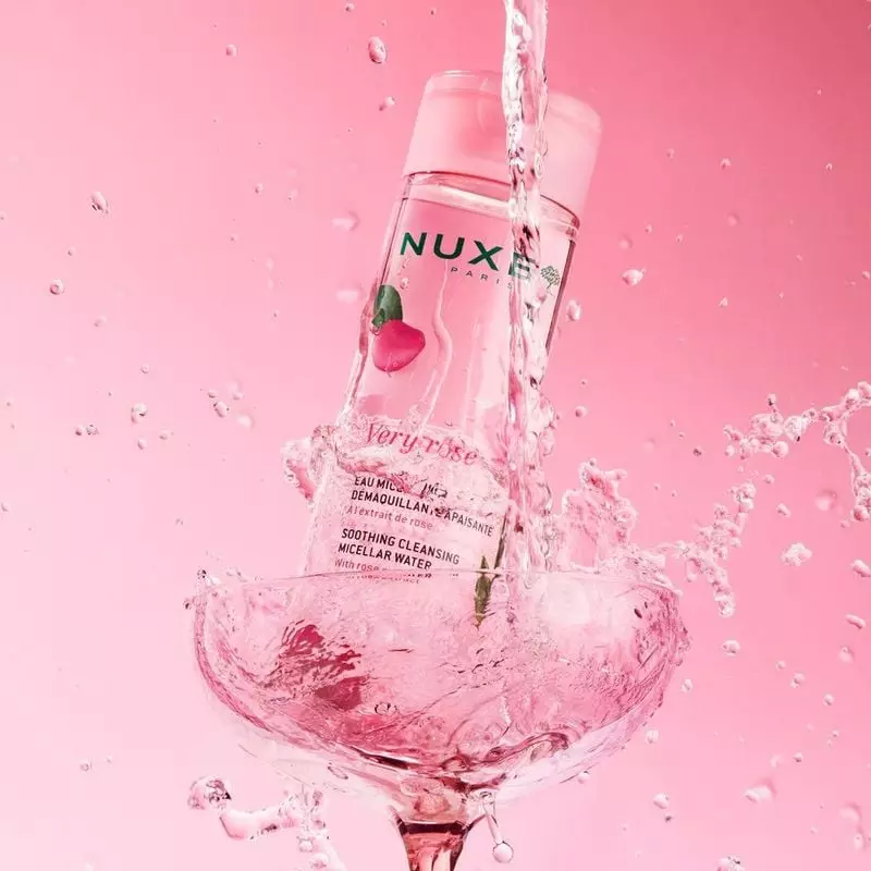 Femme utilisant l'Eau Micellaire Very Rose de Nuxe sur un coton pour se démaquiller en douceur.