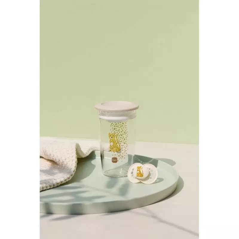 Bébé utilisant le verre d'apprentissage MAM 360° sous surveillance, verre de couleur turquoise sur l