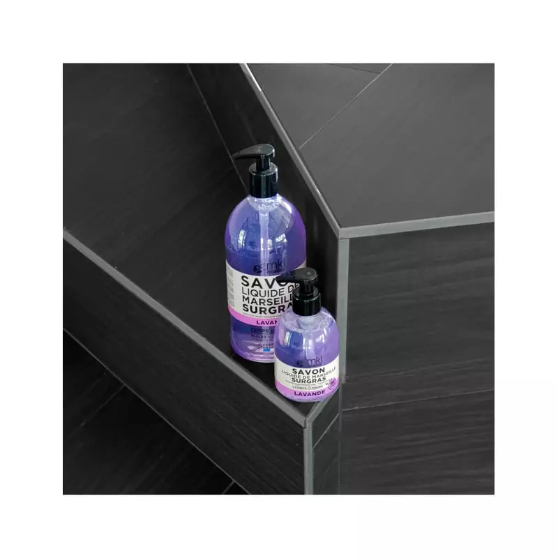 Image d'ambiance du savon MKL Green Nature 1570920 sur un plateau en bambou avec des fleurs de lavan