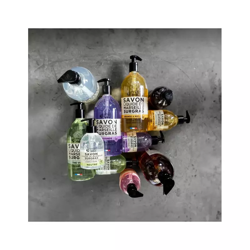 Image ambiante du savon MKL Green Nature 1570920 distribué sur les mains, avec un fond de spa.