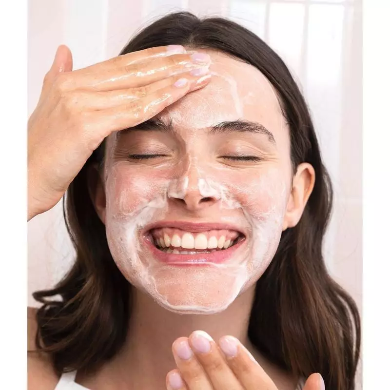 Mousse du gel nettoyant anti-imperfections La Rosée sur les mains, fond neutre