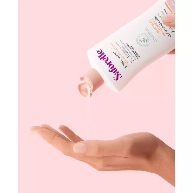 Femme appliquant Saforelle Soin Lavant Ultra Hydratant sous la douche pour un nettoyage intime doux
