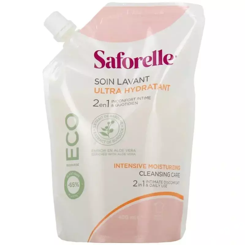 Main tenant le flacon de Saforelle Soin Lavant Ultra Hydratant, démontrant une prise facile