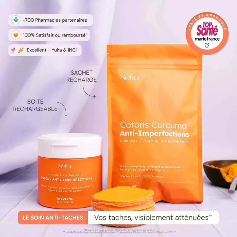 Femme appliquant un coton au curcuma Séfia sur son visage pour une peau lumineuse.