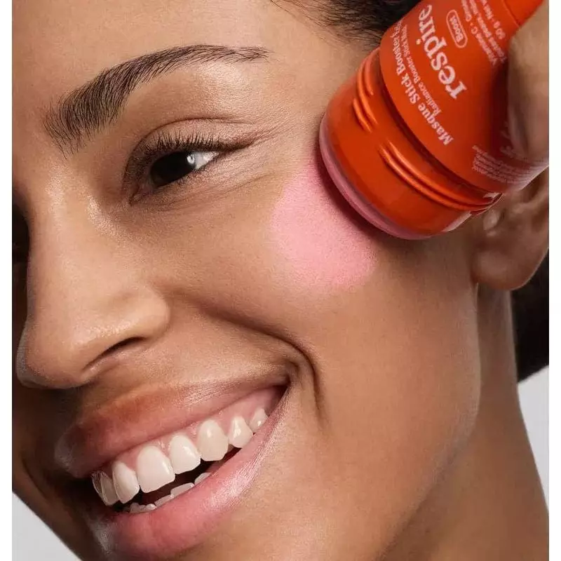 Femme appliquant le Masque Stick Détox Éclat Respire sur sa joue pour un teint radieux