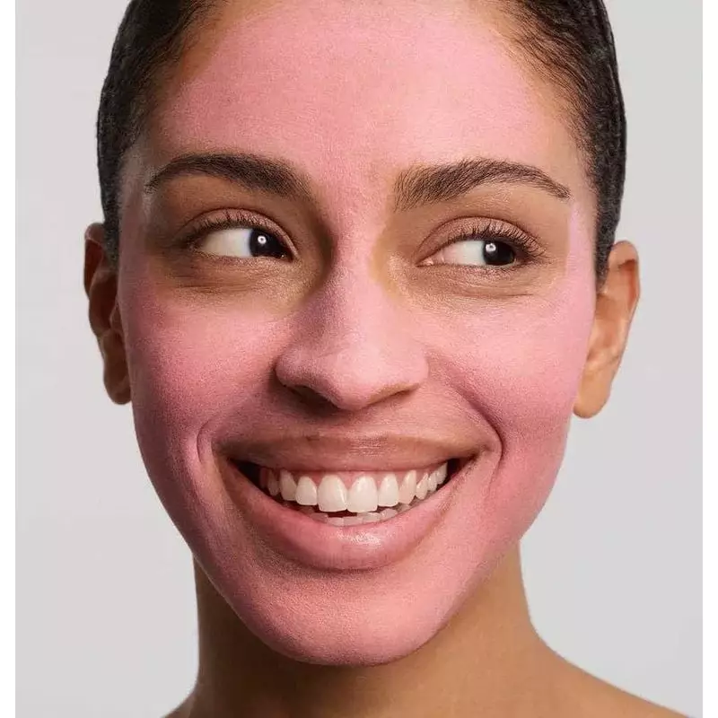 Femme à la peau radieuse après avoir utilisé le Masque Stick Détox Éclat de Respire