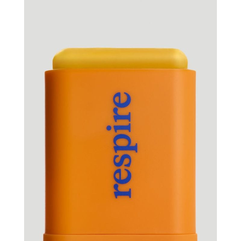 Gros plan du Stick Solaire Matifiant SPF50+ Respire appliqué sur la peau, montrant son fini mat.