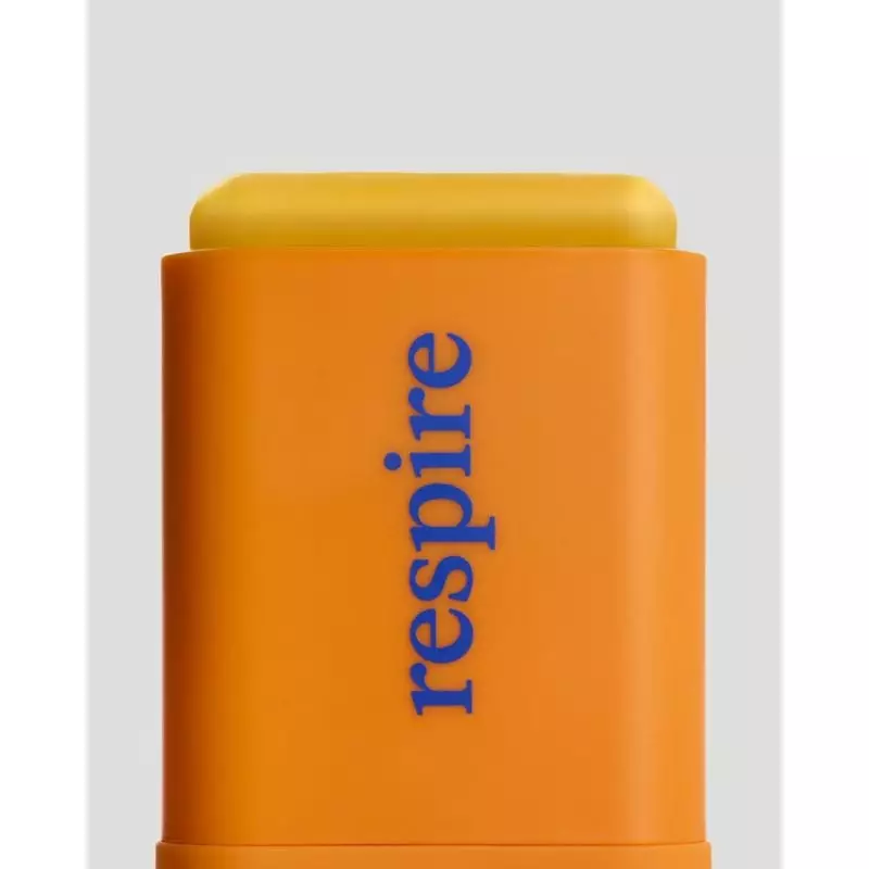 Gros plan du Stick Solaire Matifiant SPF50+ Respire appliqué sur la peau, montrant son fini mat.