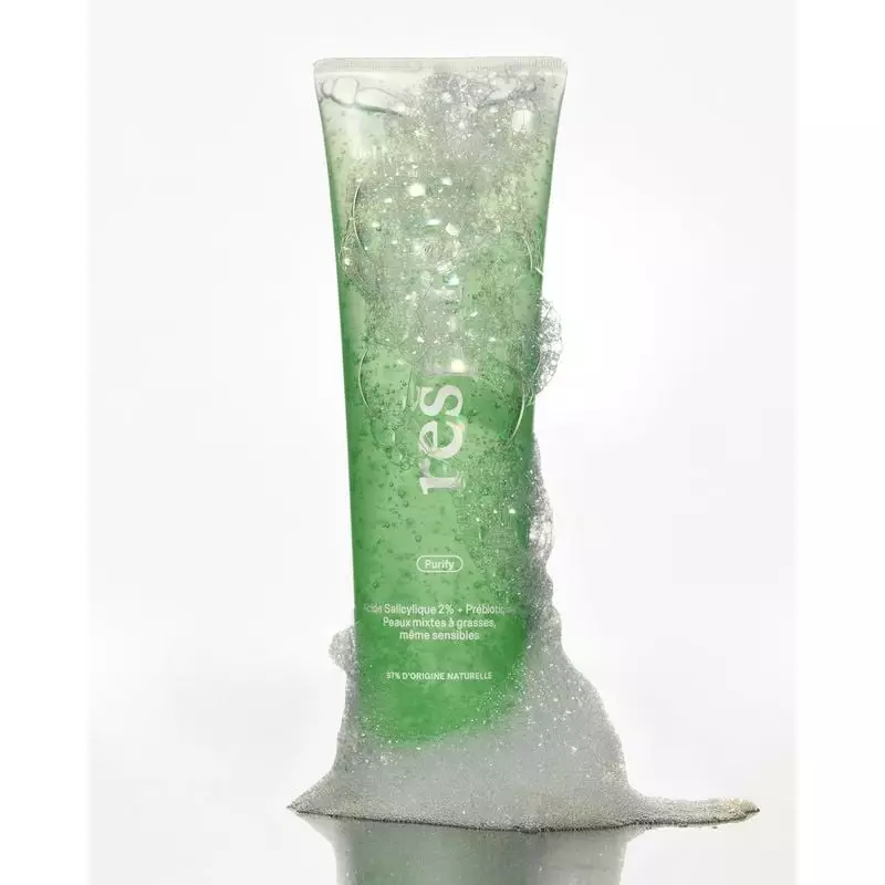 Photo d'ambiance du Gel Nettoyant Purifiant Respire entouré d'ingrédients frais tels que des feuille
