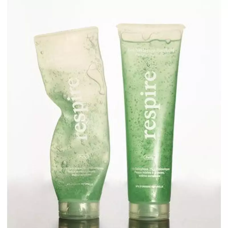 Image lifestyle d'une personne appliquant le Gel Nettoyant Purifiant Respire sur son visage dans une