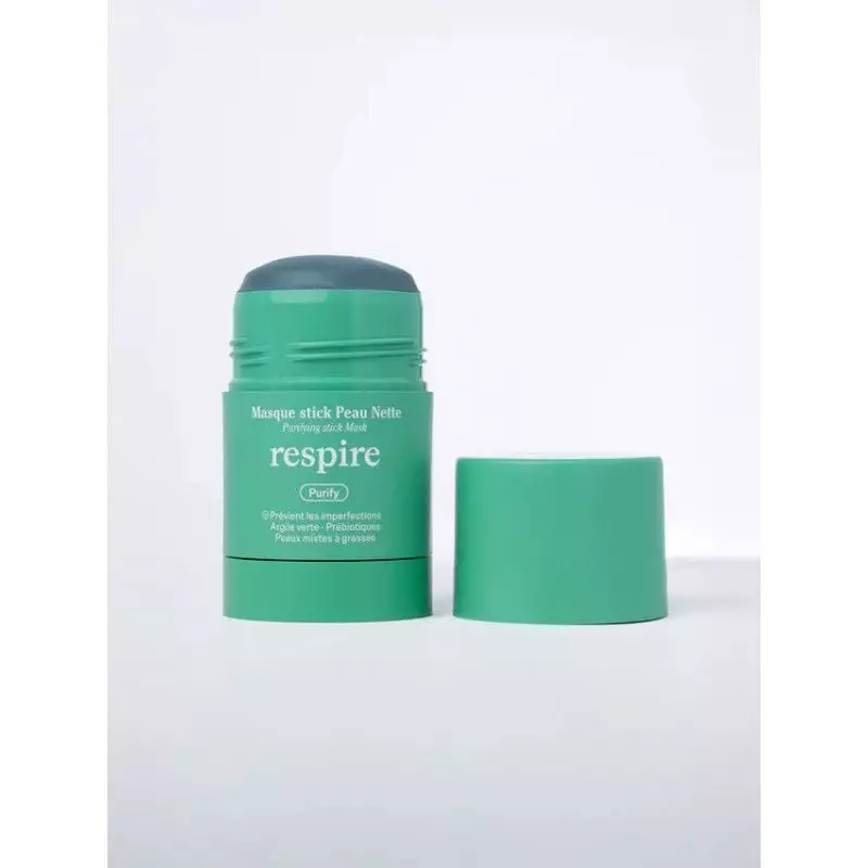 Femme appliquant le bâton masque purifiant Respire 1869535 sur son front, démontrant une application