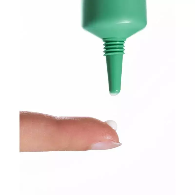 Application du Respire Soin Flash Boutons sur une peau sujette aux imperfections, montrant sa textur