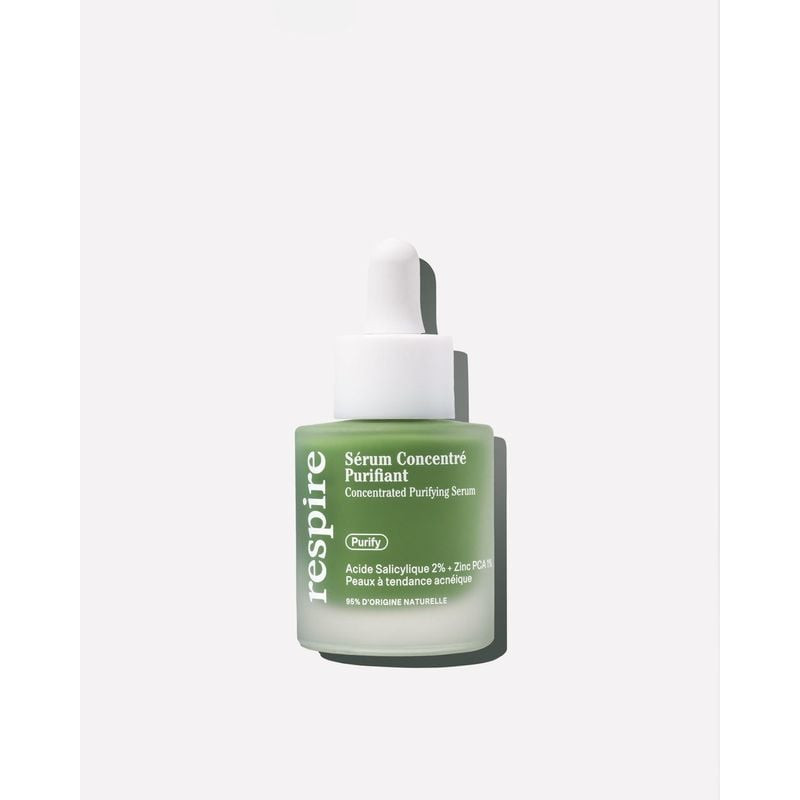 Sérum concentré purifiant Respire dans un flacon compte-gouttes en verre sur fond blanc propre.