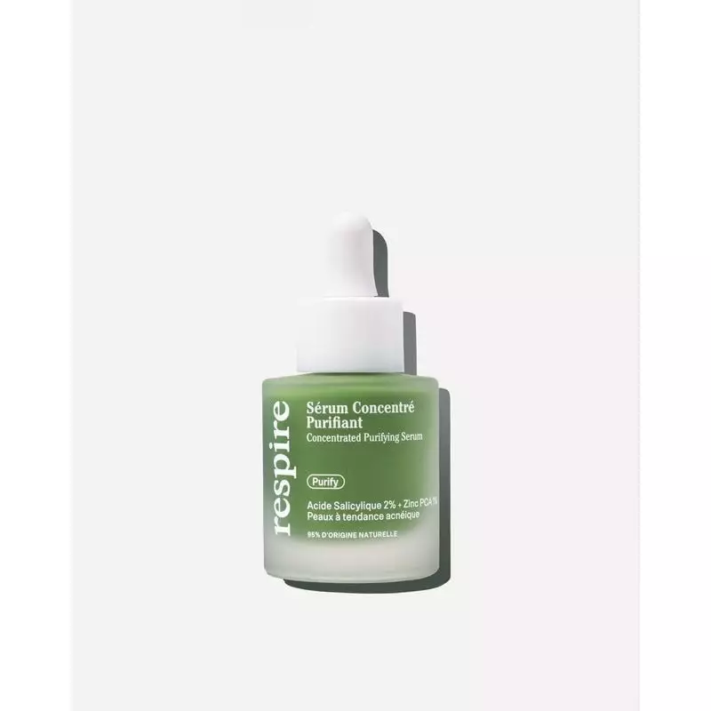 Sérum concentré purifiant Respire dans un flacon compte-gouttes en verre sur fond blanc propre.