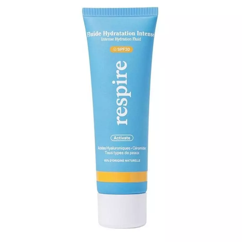 Packshot de la bouteille du fluide hydratant Respire Hydratation Intense SPF30 sur fond blanc
