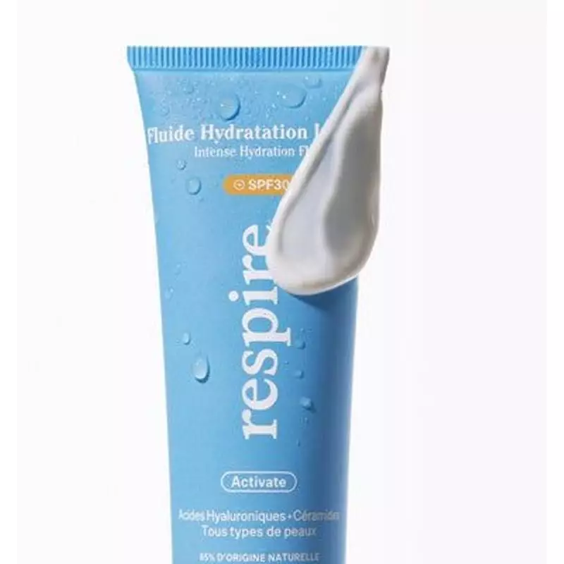 Fluide Hydratation Intense SPF30 Respire distribué par la pompe sur la main