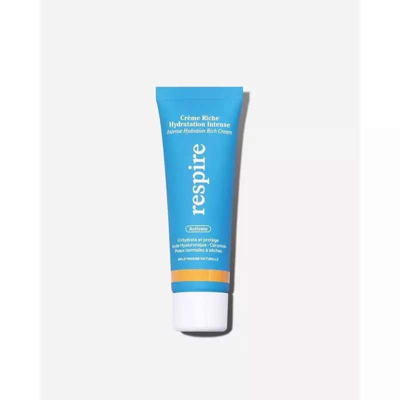 Pot de crème visage Respire La Crème Riche Hydratation Intense avec couvercle sur fond blanc.