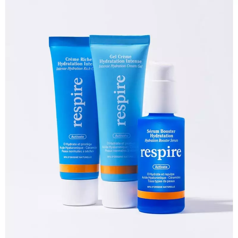 Pot de crème Respire Crème Riche Hydratation Intense sur bois avec fleurs et lumière douce.