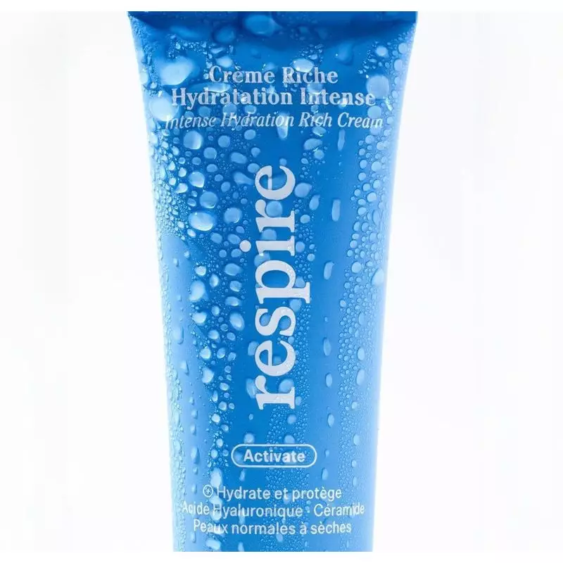 Gros plan sur la texture de la Crème Riche Hydratation Intense Respire, lisse et riche avec un éclat