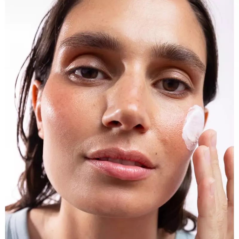 Femme à la peau lumineuse et hydratée après avoir utilisé Respire La Crème Riche Hydratation Intense