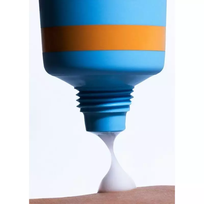 Gros plan sur la texture légère du gel-crème Respire 1869530 sur la peau, montrant une finition liss