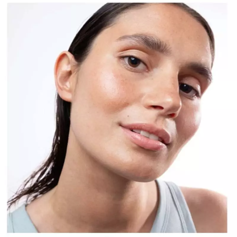 Image lifestyle d'une femme appliquant Respire Sérum Booster Hydratation sur son visage