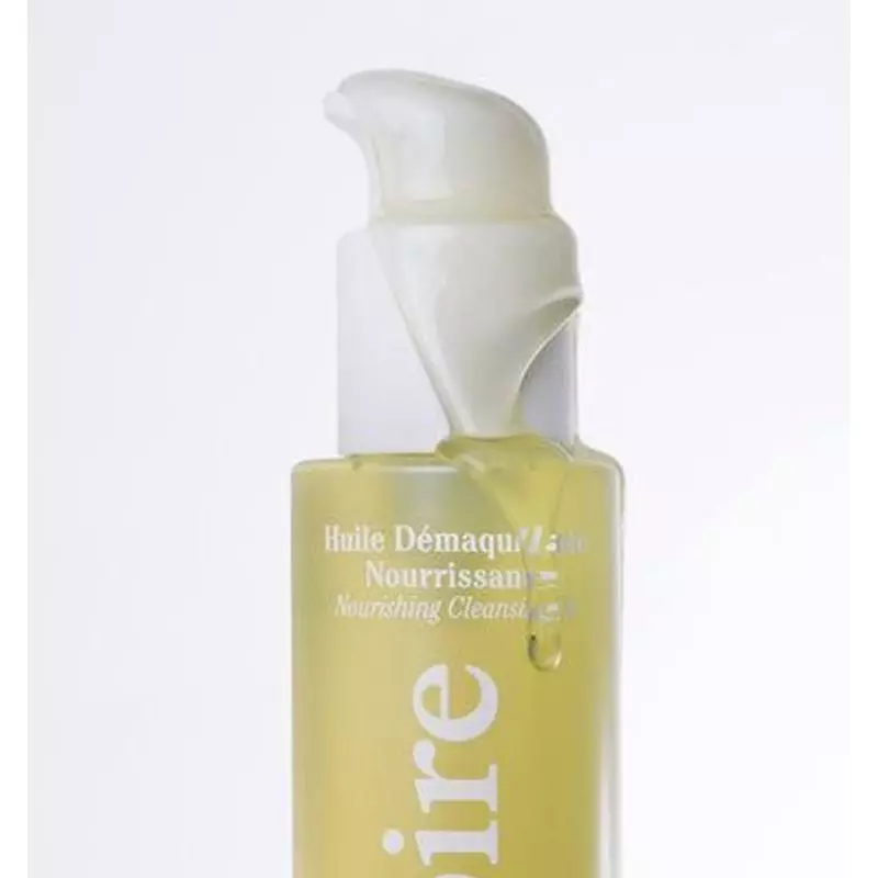 Gros plan montrant la texture lactée de l'huile démaquillante bio Respire 1869528 sur la peau