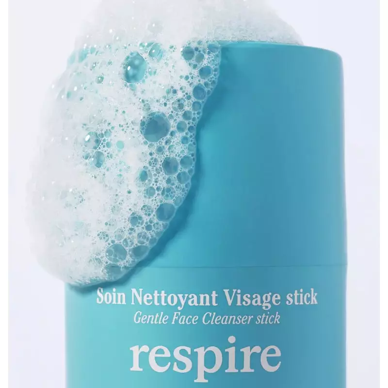 Gros plan du Respire Soin Nettoyant Visage Stick montrant la texture crémeuse et lisse du nettoyant 
