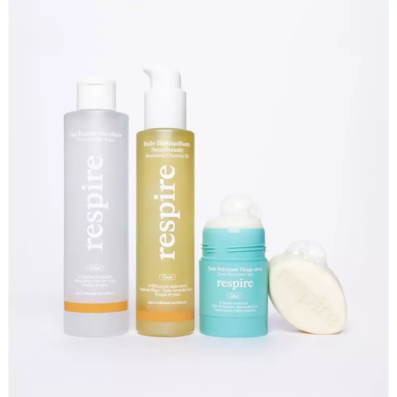 Respire Soin Nettoyant Visage Stick posé sur un lavabo de salle de bain entouré de plantes et d'un d