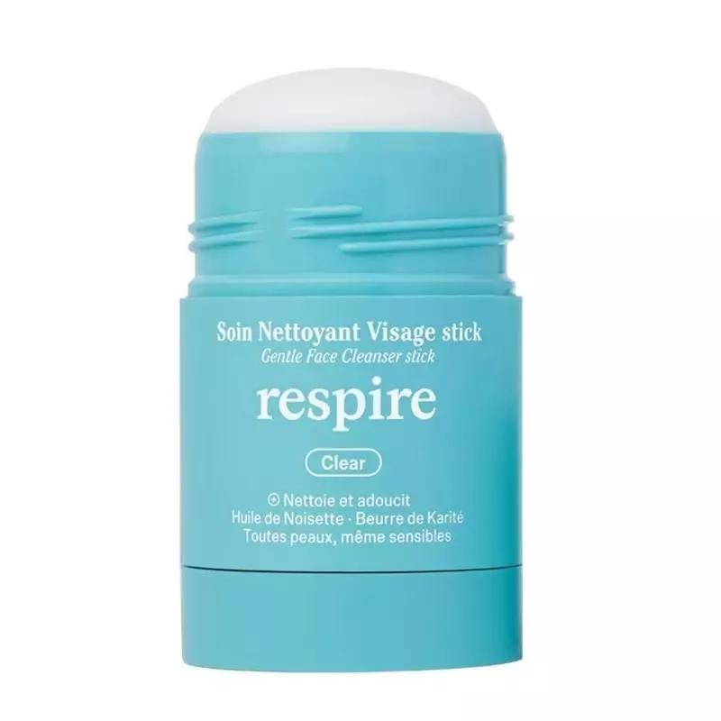 Respire Soin Nettoyant Visage Stick en prise inclinée révélant les détails de l'emballage et la text