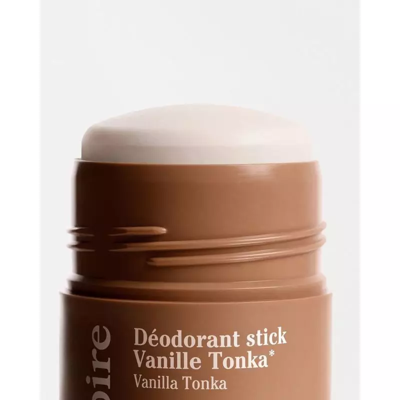 Gros plan de la recharge de déodorant Respire montrant la texture solide et la formule vanille tonka