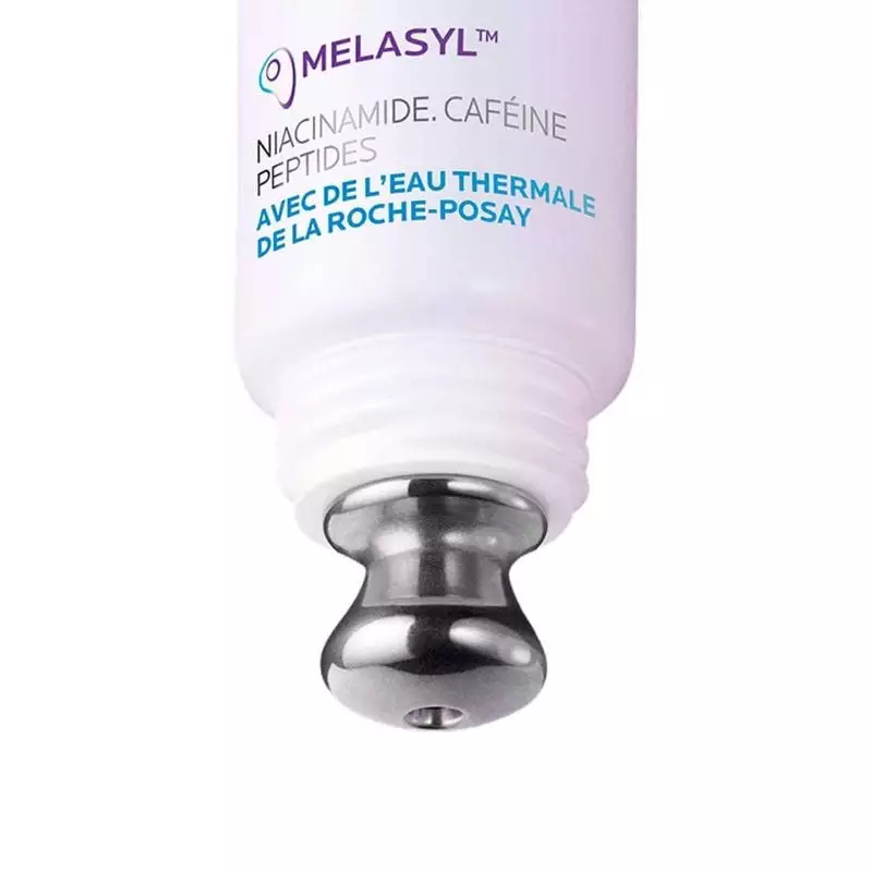 Gros plan de l'embout cryo-refroidissant de La Roche-Posay Mela B3 Yeux.