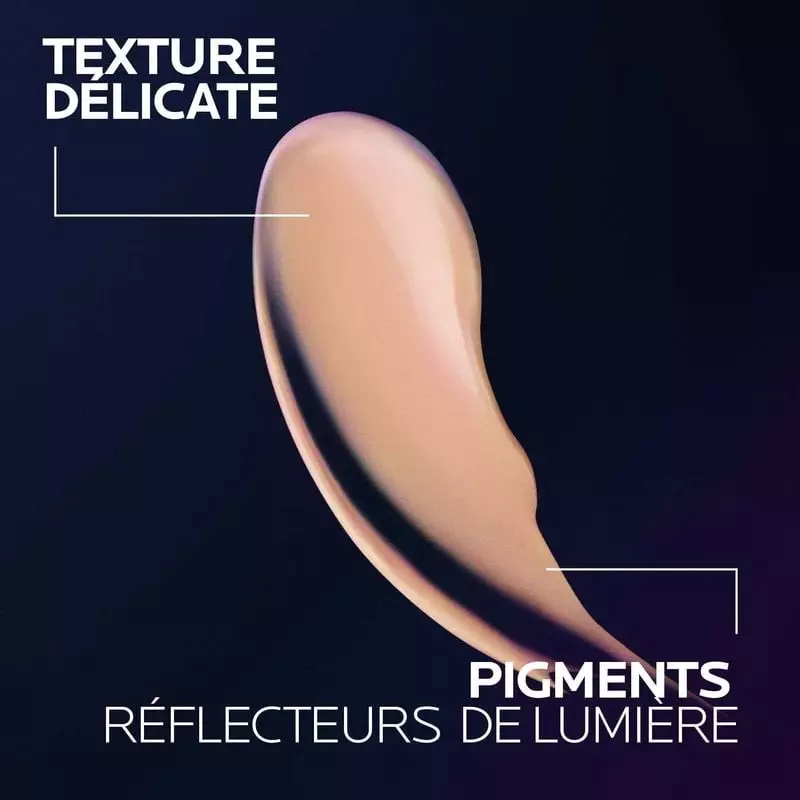 Détail de la texture de la crème Mela B3 Yeux de La Roche-Posay sur un doigt.