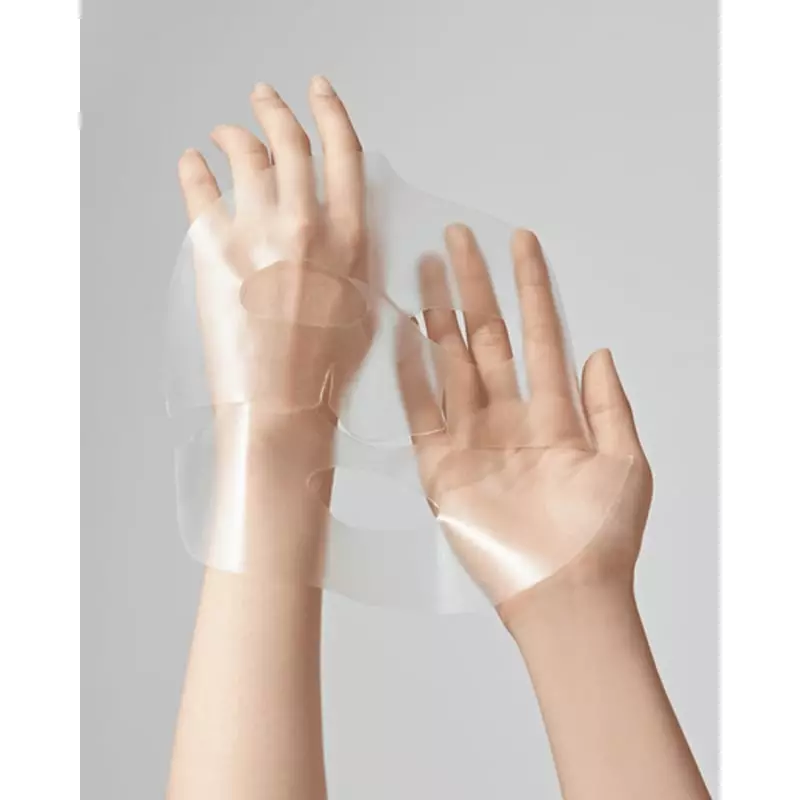 Gros plan sur la texture hydrogel et les gouttelettes de sérum du masque Biodance Le Bio Collagen-Re