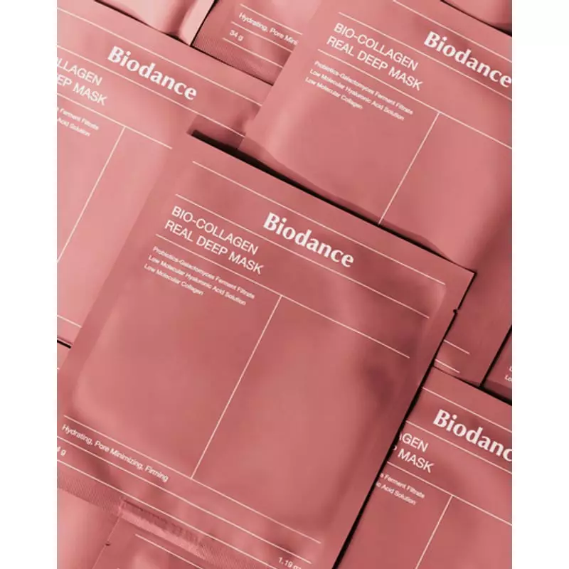 Masque Biodance Le Bio Collagen-Real Deep Mask appliqué sur visage, texture hydrogel visible.