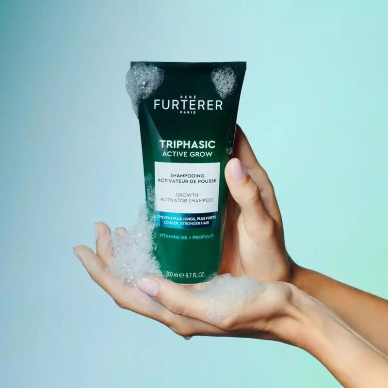 Image lifestyle d'une femme aux cheveux brillants et sains après usage du shampooing René Furterer T