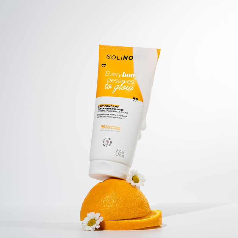 Lait hydratant végan Solinotes 1985898 au parfum fleur d'oranger dans un flacon blanc.